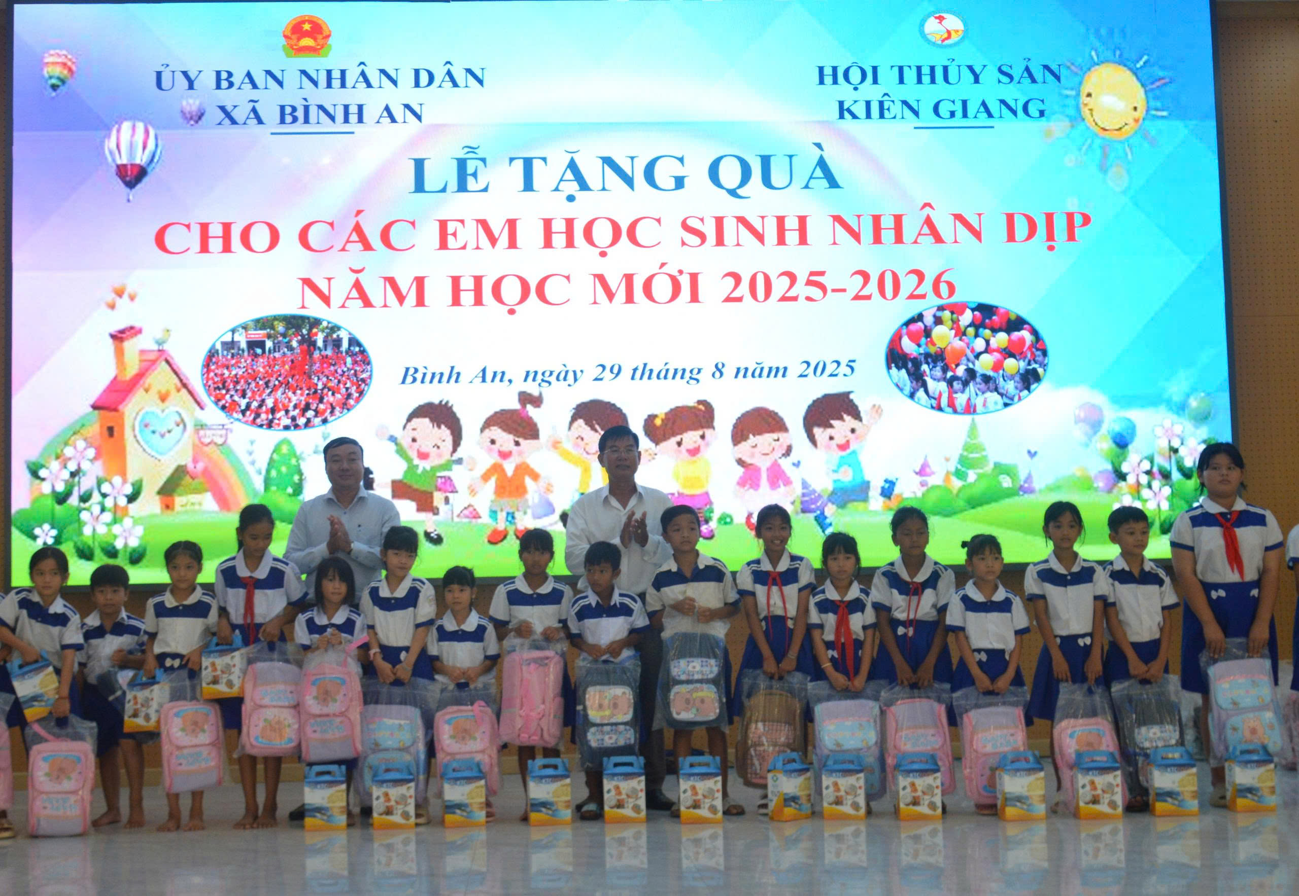 Tặng 400 Phần Quà Cho Học Sinh Có Hoàn Cảnh Khó Khăn Xã Bình An